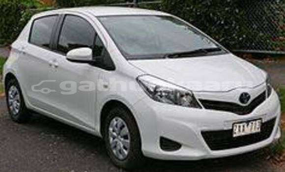 Buy Used Toyota Vitz White Car in Hithaadhoo in Baa