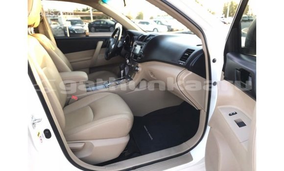 Buy Import Toyota Highlander White Car in Import - Dubai in Baa Buy Import Toyota Highlander White Car in Import - Dubai in Baa