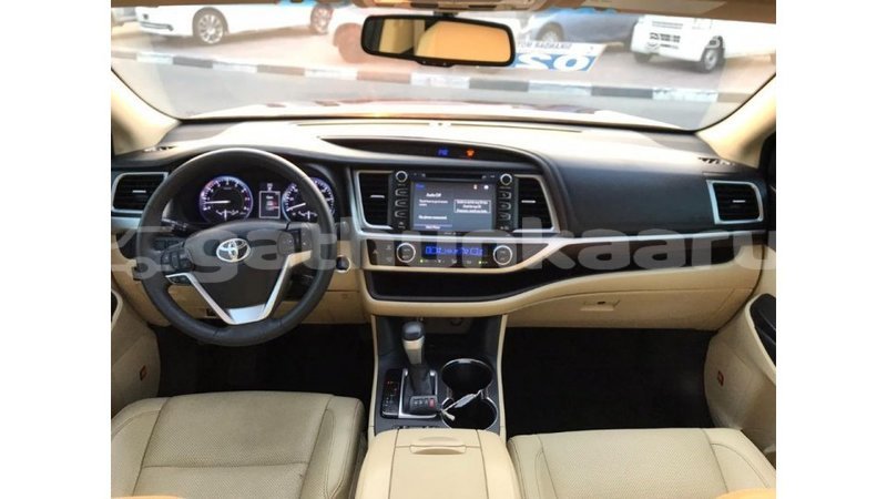 Big with watermark toyota highlander baa import dubai 1557