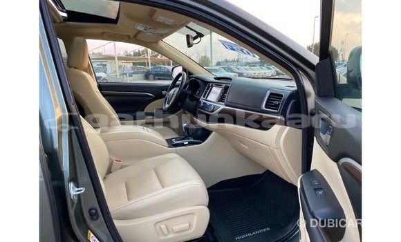 Buy Import Toyota Highlander Green Car in Import - Dubai in Baa Buy Import Toyota Highlander Green Car in Import - Dubai in Baa