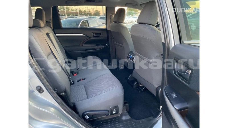 Big with watermark toyota highlander baa import dubai 1814