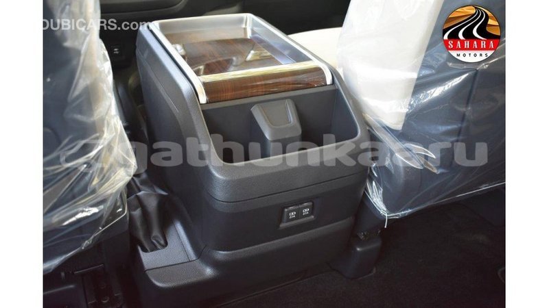Big with watermark toyota granvia baa import dubai 1818