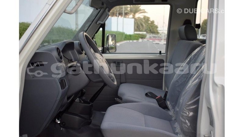 Big with watermark toyota land cruiser baa import dubai 1903