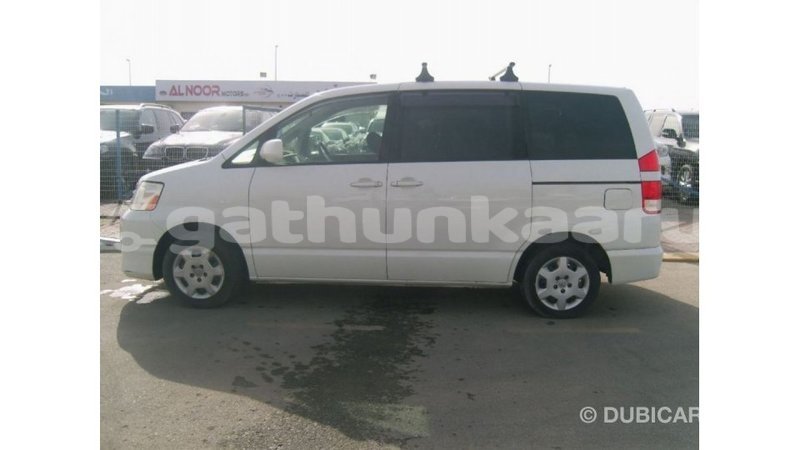 Big with watermark toyota noah baa import dubai 2079