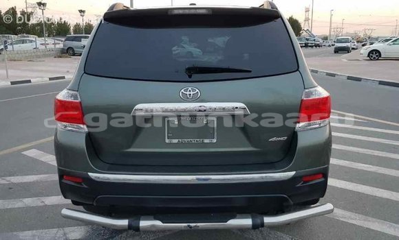 Buy Import Toyota Highlander Green Car in Import - Dubai in Baa Buy Import Toyota Highlander Green Car in Import - Dubai in Baa