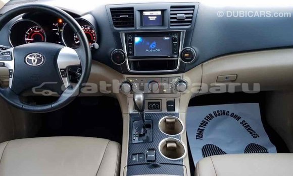 Buy Import Toyota Highlander Green Car in Import - Dubai in Baa Buy Import Toyota Highlander Green Car in Import - Dubai in Baa