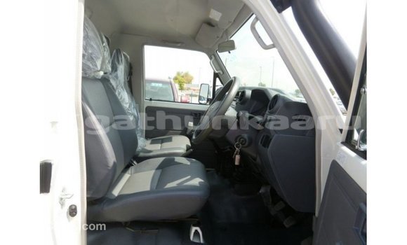 Buy Import Toyota Land Cruiser White Car in Import - Dubai in Baa Buy Import Toyota Land Cruiser White Car in Import - Dubai in Baa