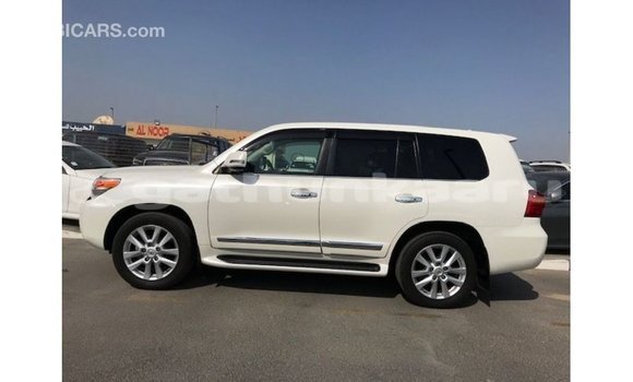 Buy Import Toyota Land Cruiser White Car in Import - Dubai in Baa Buy Import Toyota Land Cruiser White Car in Import - Dubai in Baa