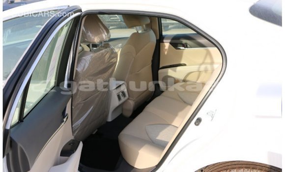 Buy Import Toyota Camry White Car in Import - Dubai in Baa