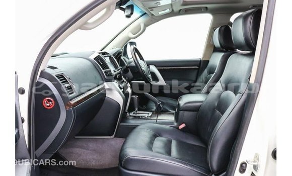 Buy Import Toyota Land Cruiser White Car in Import - Dubai in Baa Buy Import Toyota Land Cruiser White Car in Import - Dubai in Baa