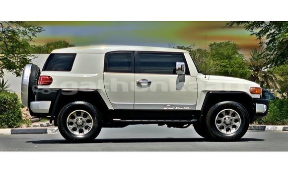 Buy Import Toyota FJ Cruiser White Car in Import - Dubai in Baa Buy Import Toyota FJ Cruiser White Car in Import - Dubai in Baa