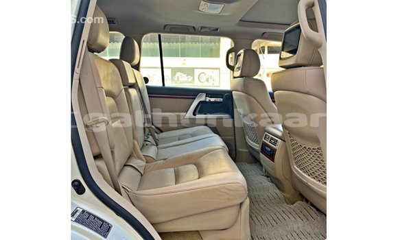 Buy Import Toyota Land Cruiser White Car in Import - Dubai in Baa Buy Import Toyota Land Cruiser White Car in Import - Dubai in Baa
