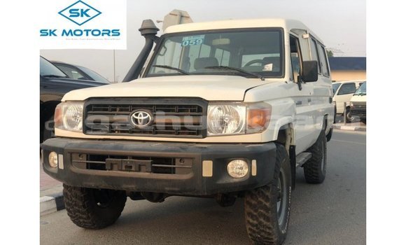 Buy Import Toyota Land Cruiser White Car in Import - Dubai in Baa