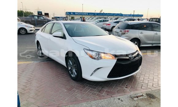 Buy Import Toyota Camry White Car in Import - Dubai in Baa