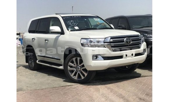 Buy Import Toyota Land Cruiser White Car in Import - Dubai in Baa