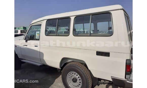 Buy Import Toyota Land Cruiser White Car in Import - Dubai in Baa Buy Import Toyota Land Cruiser White Car in Import - Dubai in Baa