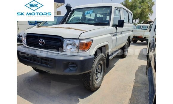 Buy Import Toyota Land Cruiser White Car in Import - Dubai in Baa