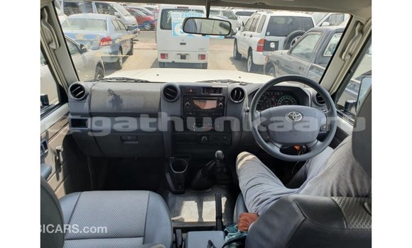 Buy Import Toyota Land Cruiser White Car in Import - Dubai in Baa Buy Import Toyota Land Cruiser White Car in Import - Dubai in Baa