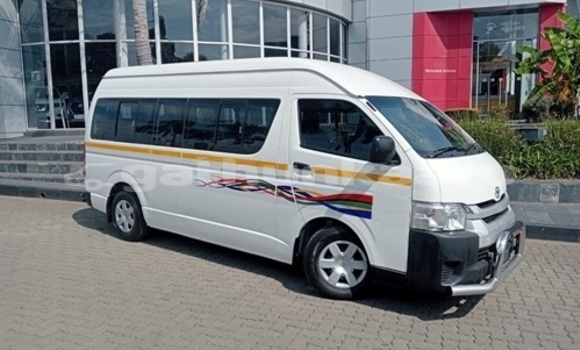 Buy Used Toyota Hiace White Car in Fodhdhoo in Nuun