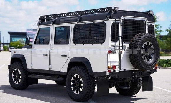 Buy Used Land Rover Defender White Car in Gemendhoo in Dhaal Buy Used Land Rover Defender White Car in Gemendhoo in Dhaal