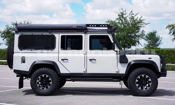 Buy Used Land Rover Defender White Car in Gemendhoo in Dhaal Buy Used Land Rover Defender White Car in Gemendhoo in Dhaal