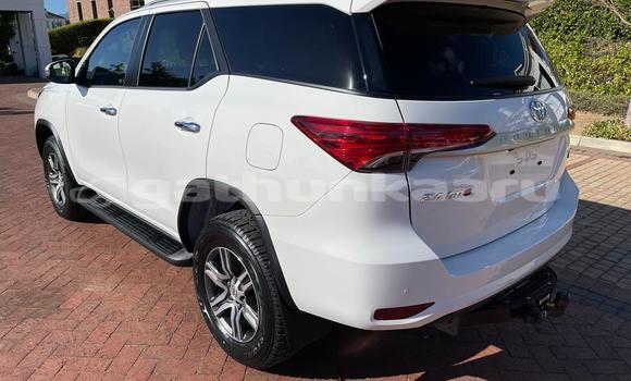 Buy Used Toyota Fortuner White Car in Agolhitheemu in Raa Buy Used Toyota Fortuner White Car in Agolhitheemu in Raa