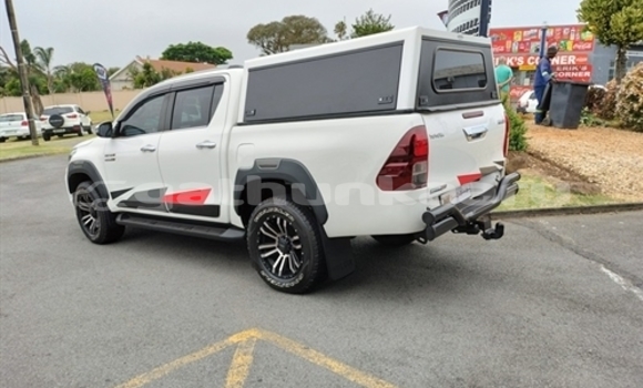 Buy Used Toyota Hilux White Car in Kibidhoo in Thaa Buy Used Toyota Hilux White Car in Kibidhoo in Thaa