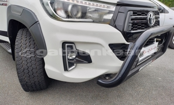 Buy Used Toyota Hilux White Car in Kibidhoo in Thaa Buy Used Toyota Hilux White Car in Kibidhoo in Thaa