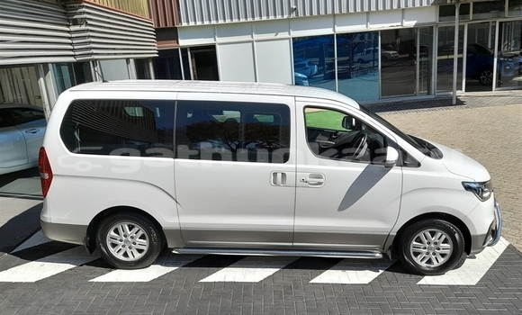 Buy Used Hyundai H1 White Car in Dhiggaru in Miim