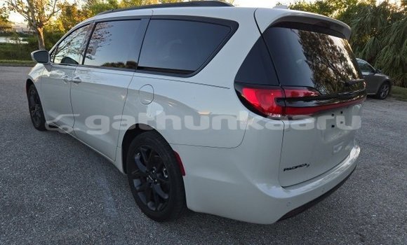 Buy Used Chrysler Pacifica White Car in Bilehffahi in Shaviyani Buy Used Chrysler Pacifica White Car in Bilehffahi in Shaviyani