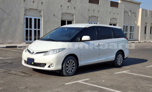 Buy Used Toyota Previa White Car in Maafaru in Nuun