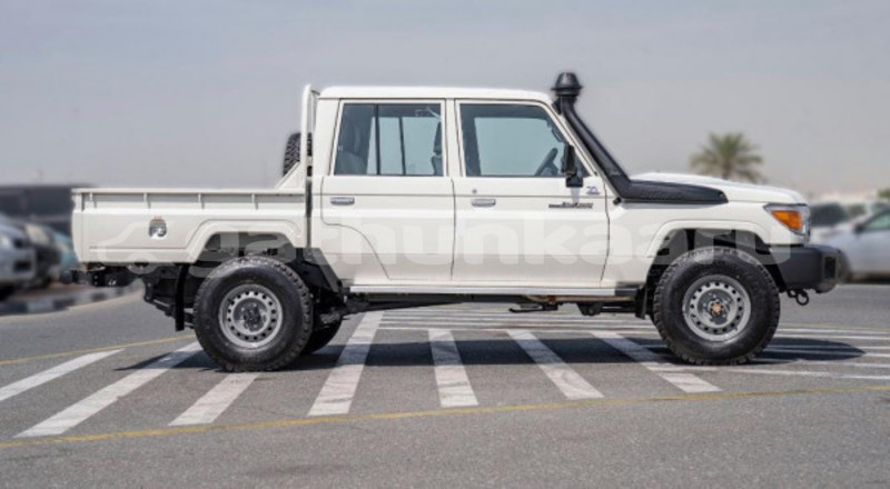 Big with watermark toyota land cruiser shaviyani bilehffahi 4081