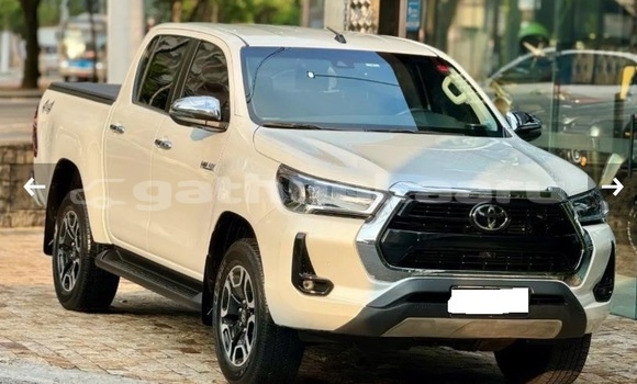 Buy Used Toyota Hilux White Car in Bilehffahi in Shaviyani