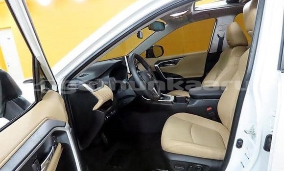 Buy Used Toyota RAV4 White Car in Dharavandhoo in Baa Buy Used Toyota RAV4 White Car in Dharavandhoo in Baa