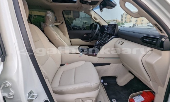Buy Used Toyota Land Cruiser White Car in Dharavandhoo in Baa Buy Used Toyota Land Cruiser White Car in Dharavandhoo in Baa