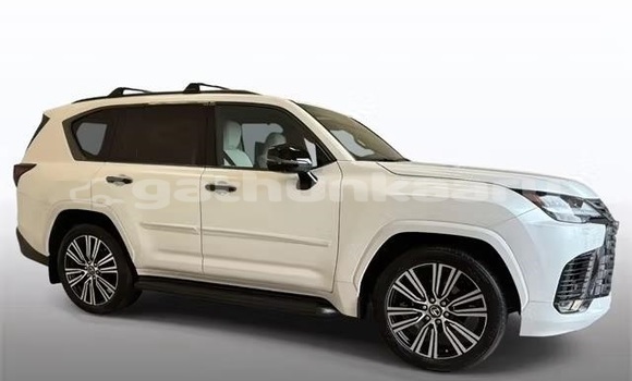 Buy Used Lexus LX White Car in Dharavandhoo in Baa Buy Used Lexus LX White Car in Dharavandhoo in Baa