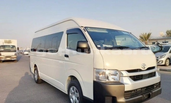 Buy Used Toyota Hiace White Car in Dharavandhoo in Baa Buy Used Toyota Hiace White Car in Dharavandhoo in Baa