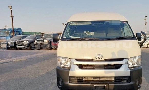 Buy Used Toyota Hiace White Car in Dharavandhoo in Baa Buy Used Toyota Hiace White Car in Dharavandhoo in Baa