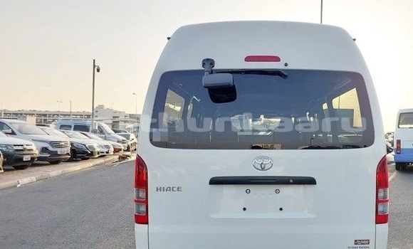 Buy Used Toyota Hiace White Car in Dharavandhoo in Baa Buy Used Toyota Hiace White Car in Dharavandhoo in Baa