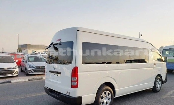Buy Used Toyota Hiace White Car in Dharavandhoo in Baa Buy Used Toyota Hiace White Car in Dharavandhoo in Baa