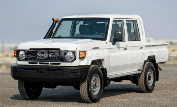 Buy Used Toyota Land Cruiser White Car in Dharavandhoo in Baa