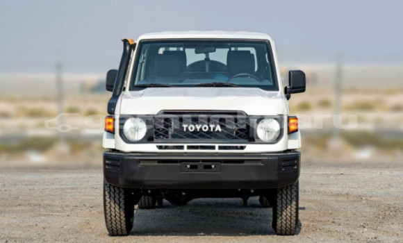 Buy Used Toyota Land Cruiser White Car in Dharavandhoo in Baa Buy Used Toyota Land Cruiser White Car in Dharavandhoo in Baa