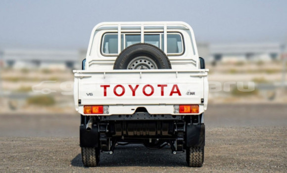 Buy Used Toyota Land Cruiser White Car in Dharavandhoo in Baa Buy Used Toyota Land Cruiser White Car in Dharavandhoo in Baa