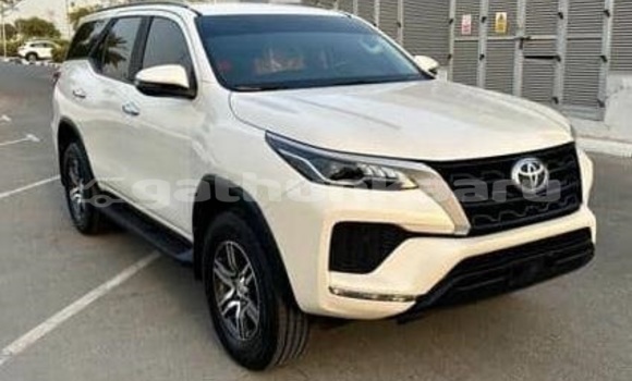 Buy Used Toyota Fortuner White Car in Dharavandhoo in Baa