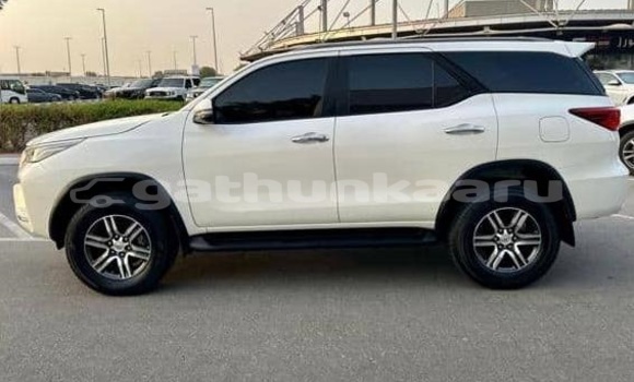 Buy Used Toyota Fortuner White Car in Dharavandhoo in Baa Buy Used Toyota Fortuner White Car in Dharavandhoo in Baa