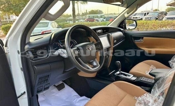 Buy Used Toyota Fortuner White Car in Dharavandhoo in Baa Buy Used Toyota Fortuner White Car in Dharavandhoo in Baa
