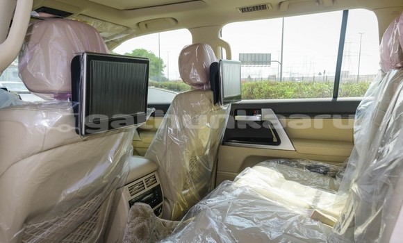 Buy Used Toyota Land Cruiser White Car in Dharavandhoo in Baa Buy Used Toyota Land Cruiser White Car in Dharavandhoo in Baa