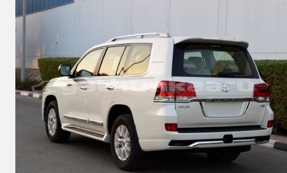 Buy Used Toyota Land Cruiser White Car in Dharavandhoo in Baa Buy Used Toyota Land Cruiser White Car in Dharavandhoo in Baa