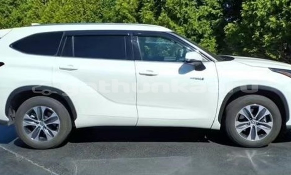 Buy Used Toyota Highlander White Car in Dharavandhoo in Baa Buy Used Toyota Highlander White Car in Dharavandhoo in Baa