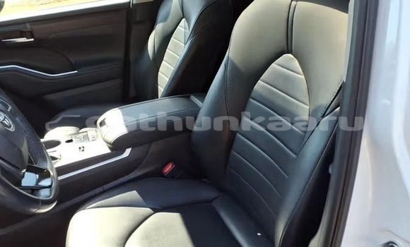 Buy Used Toyota Highlander White Car in Dharavandhoo in Baa Buy Used Toyota Highlander White Car in Dharavandhoo in Baa